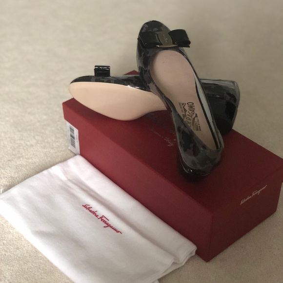 Brand New Salvatore Ferragamo Vara Bow Pumps 6.5 - Picture 5 of 6